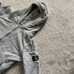  Calvin Klein zip hoodie - Bra skick 9/10   Köpt för ungefär 6 månader sen men  köpte fel storlek.  Nypris 950 kr.          Pris kan diskuteras 