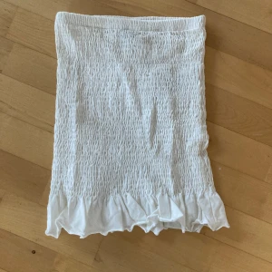 Smock kjol/topp - Jättesnygg smock kjol men kan definitivt användas som topp. Perfekt till sommaren🌺🌸 Frakten tillkommer