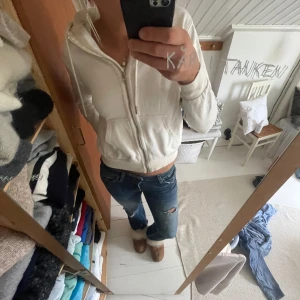 Vit ziphoodie - Helt vanlig vit zip up hoodie! Skulle mer säga att den passar en xs/ s, jag brukar ha S (Anvönd)