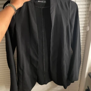 Kavaj  - Svart kavaj i storlek 36😊Jag står inte för frakten 💕