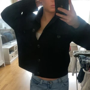 Vero Moda kappa - Säljer den här fina kappan nu då dne inte kommer til användning. Den är från Vero Moda har inga defekter. 