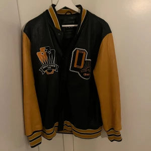 Collegejacka - Collegejacka från Zara, priset är EJ hugget i sten. Ganska bra skick.