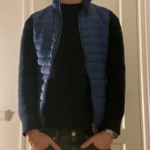  Väst - Säljer Marc O’Polo väst då den tyvärr är alldeles förliten. Nypris 1200, säljer för 499. Storlek S men passar ocksåM.  191 cm på bilden