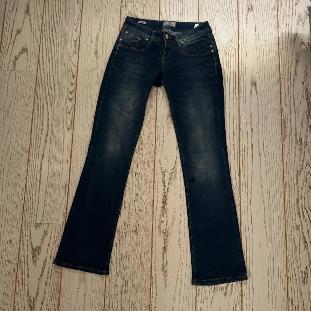 Säljer dessa Ltb Jeans i modellen Valerie, eftersom dom inte kommer till användning!💗 stl 26x32! Lite långa på mig som är 165 cm💗. Jeans & Byxor.