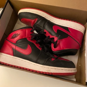 Jordan 1 banned - Säljer nu mina gamla jordans då de inte kommer till användning eftersom de är för små. Väldigt bra skick och pris går att diskuteras vid snabb affär. Original box följer med