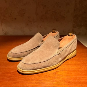 Loro Piana - Summerwalks - Loro piana summerwalks. Riktigt fetta inför sommaren☀️. Nypris: 12000kr. Har dessväre inget OG och därav priset. De är självklart äkta✅😎Vid funderingar är det bara att höra av sig!