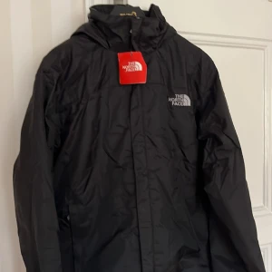 North face winbreaker - Helt oanvänd, tar första bästa, lägg ett förslag så gör vi en snabb affär! 