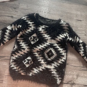 Tröja - Svart och vit tröja. Fint skick. Inte mkt använd❣️