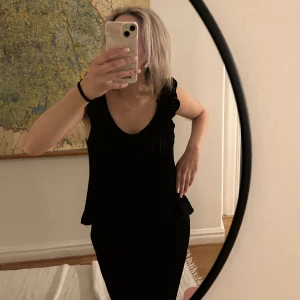 Topp - Topp från ONLY i storlek Xs. Passar S. Säljer för 120 kr💞Så fin till våren/sommaren😍tryck gärna på köp nu💞