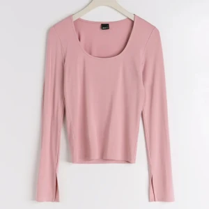 Rosa tröja  - Rosa tun tröja från gina med slits i armarna. Är helt slutsålt i butik och online i just den rosa färgen, säljer den för att den inte kommer till andvändning längre. Skriv om ni undrar något!