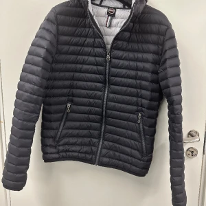 Colmar jacka  - Detta är en stilren tunn Colmar jacka, den är som ny (använd 3 gånger) och är i 10/10 skick. Denna jacka är perfekt för vår,sommar,höst och är i särklass en av de snyggaste jackorna just nu på marknaden. 