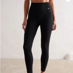 Aimn tights - Säljer de populära ribbed seamless tightsen från Aimn! Använda fåtal gånger, typ som nya! Det är en insydd resår på insidan i midjan för att de ska sitta uppe bättre🩷 Säljer både i svart och grön/khaki! 