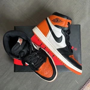Jordan 1 shattered backboard 1.0 - Säljer ett par Jordan 1 shattered backboard 1.0 dem är använda men i bra skick Äktahetbevis finns St 42,5  pris går att diskutera vid snabb affär  ENDAST SERIÖSTA KÖPARE