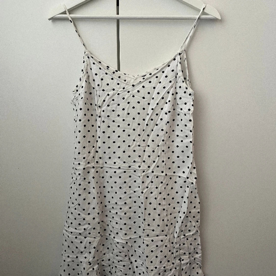 Prickig kort klänning