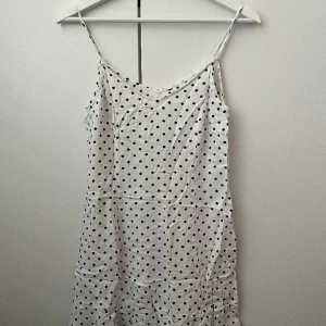 Prickig kort klänning - Fin klänning från hm i bra skick! Har använts mycket.