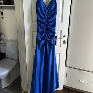 Balklänning  - Hejsan! Nu säljer jag en utav mina balklänningar, jag har bara provat denna och lappen sitter kvar.  Köpt för 1799kr men har ingen användning utav den, därför det billiga priset.  Jag är 173cm och har storlek s.