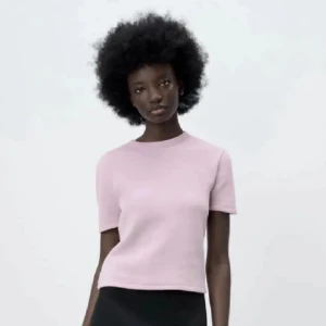 zara stickad topp - rosa stickad topp frpn zara i storlek S. färgen stämmer mer överens med första bilden. säljer för 250kr🩷