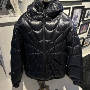 Moncler Violier Spider Man Short Down Jacket - SERIÖSA KÖPARE ENDAST ❗️  Säljer nu en grail som jag haft i ca 1 år. Så gott som ny, använd två gånger. Säljer den eftersom den inte kommer till användning längre. Allt OG kommer med, kvitto och alla tags! Flexibel med priset men kom med seriösa bud❤️‍🔥