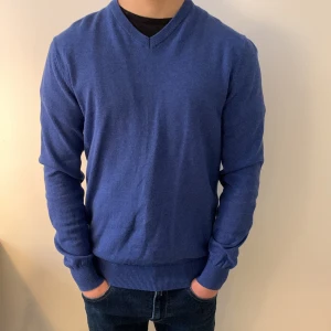 John Henric tröja  - En stickad V-ringad tröja ifrån John Henric. Passar underbart att styla med skjorta under. Storlek S och passar folk vid längd 165-180. Nypris 1000kr mitt pris 400