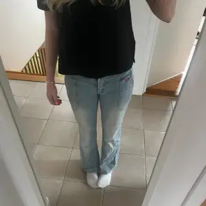 Så coola bootcut jeans från BLUE collection💕midjemått rakt över är 37/38, midjemått runt om är 77, innerbensmått är 77 och ytterbensmåttet är 98 cm