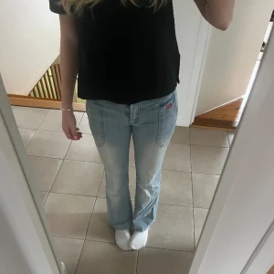 Lågmidjade bootcut jeans - Så coola bootcut jeans från BLUE collection💕midjemått rakt över är 37/38, midjemått runt om är 77, innerbensmått är 77 och ytterbensmåttet är 98 cm
