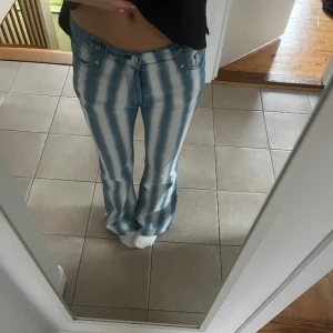 Lågmidjade bootcut jeans - Sjukt coola randiga bootcut jeans🪩midjemåttet rakt över är 39, midjemåttet runt om är 82/83, innerbensmått är 82 och ytterbensmåttet är 109 cm💕
