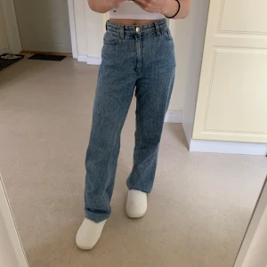 Monki jeans straightleg - Varsamt använd  Köparen står för frakt  Kika gärna in andra plagg på min profil för att spara på frakt