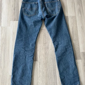 Levis 505 original blå - Denna Vintage modellen av Levis 505 är en srtaght leg modell, vilket betyder att passformen är rak i benen och sitter i midjan. Denna modell är köpt i nestorn och finns inte i Sverige. Säljer dem för att de tyvärr är förstora för mig.