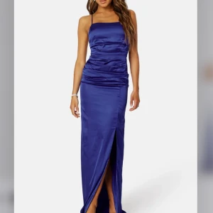 Blå balklänning  - Super fin balklänning med öppen rygg som endast använts en gång! Skriv för frågor eller fler bilder 💙nypris 999