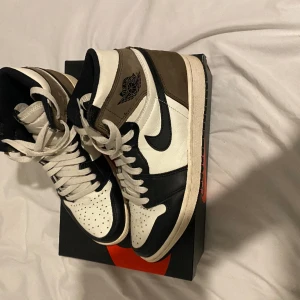 Jordan 1 mocha  - Storlek 42. Og all. Kom privat vid eventuella frågor 