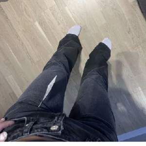 Svarta mig Waidt jeans från zara i storlek 36, säljer pågrund av att dom inte kommer till användning.