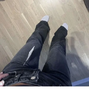 Zara jeans  - Svarta mig Waidt jeans från zara i storlek 36, säljer pågrund av att dom inte kommer till användning.