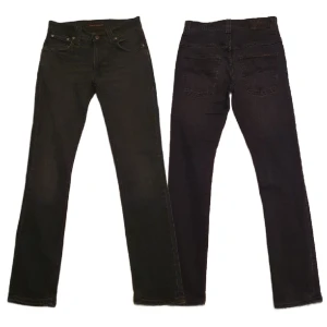 NUDIE JEANS - THIN FINN - Mid-waist NUDIE jeans med gylf, färg black dust. Smal passform, där bakfickorna sitter lägre. Midja: 75.5 cm, inre benlängd: 79 cm, midja fram/skrev: 22.5cm, midja bak/skrev: 34 cm. Superfint skick, inga defekter. Nypris: 1399:-
