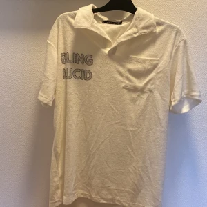 Frottétröja - Frottétröja med rhinestones från Blinglucid i nyskick, aldrig använd. Beige Storlek M men ganska overzised. Köpt för 400kr men säljs inte längre. Pris kan diskuteras