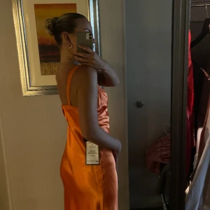 Satinklänning - Satinklänning midi, köpt på Macy’s för 1500kr, använd vid ett tillfälle. Strl S men lite stor i storleken. Perfekt som balklänning😍