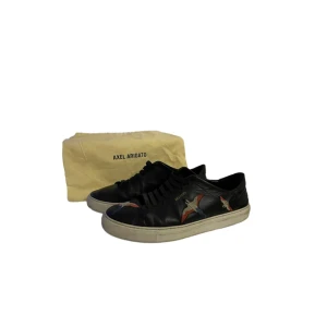 Arigato  - Ett par Arigatos i storlek 40/41. Slitna men har mer att ge. Har både box och dustbag. Kom med prisförslag. Skriv för fler bilder eller frågor!