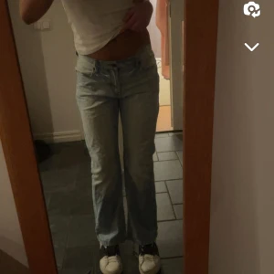 Jeans - Snygga lågmidjade jeans, jag har aldrig använt de, storlek är 30/30, jag på bilden och är ca 175 och bär typ S vanligtvis