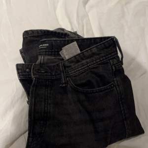 Gråa Jack Jones jeans bra skick storlek 31:32 och säljer för bra pris 