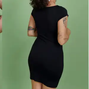 Kort klänning från Gina Tricot i stretchigt material, säljer pga lite för liten för mig😊 Storlek M men passar S. Nypris 359kr☺️