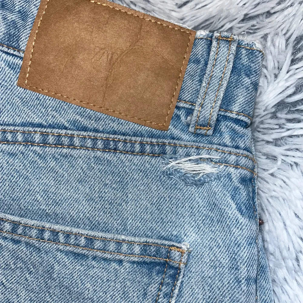 Supersnygga jeans från Zara. Används inte längre då dom är för små.. finns ett litet hål (se bild 2). Jeans & Byxor.