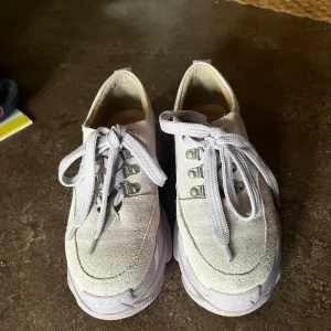 Lila sneakers - Lila sneakers från K. Cobler i storlek 36. Använda men fortfarande bra skick. Säljer då dom är lite för små och jag inte använder dom längre. 