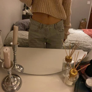 Gråa jeans  - Säljer ett par jättefina gråa jeans från Gina tonict i storlek 36 men de är ganska stora i storleken så skulle säga att dom är 37/38,de är lite slitna vid hälen men inte använt de så mycket jag säljer dem för att de är förstora för mig.