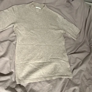 Stickad t-shirt - Säljer en väldigt fin stickad T-shirt från H&M. Köpte den begagnad men i bra skick, förutom lite nopprig. Bara skirva om man har nån fråga👍🏻