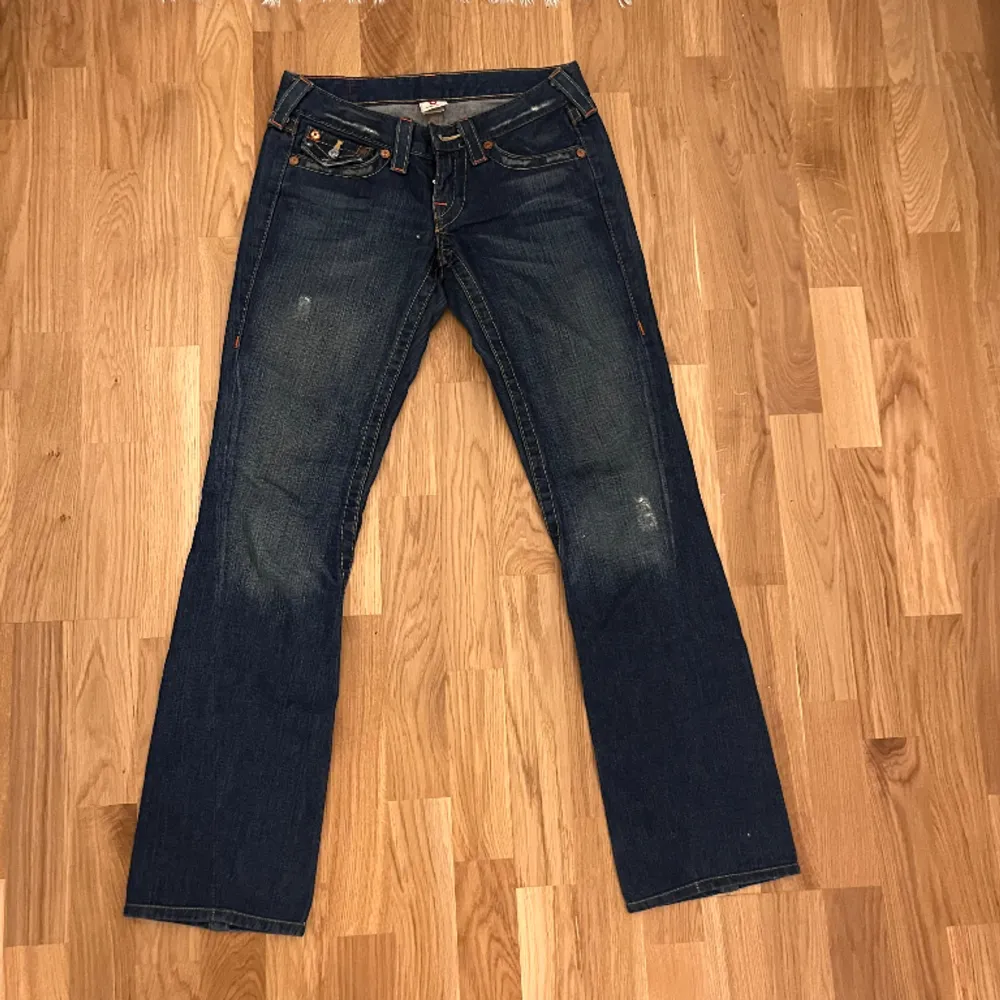 Fina byxor från true religion! Bootcut. Säljes pga för stora  Midja: 36,5cm Innerben: 80cm. Jeans & Byxor.