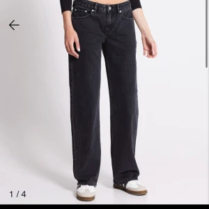 Low waist jeans  - Använder ej storlek xs. Nypris 400kr säljer för 200kr