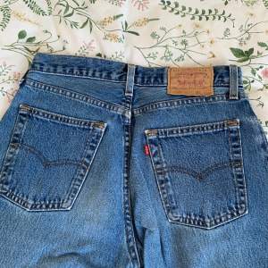 Vintage jeans från Levi’s. Modellen är 528 i storlek W31 L32. De är i fint skick, men lite slitna nertill. Passformen är lite beroende på vad man önskar, men typ baggy eller straight. 
