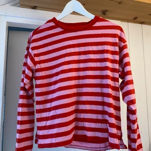 Monki tröja - Rosa röd långärmad från monki! Sparsamt använd så i fint skick!😊