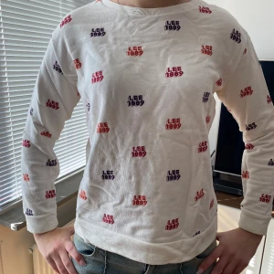 Lee jumper - Lee jumper, vit med Lee 1889 logga på. Strl.S