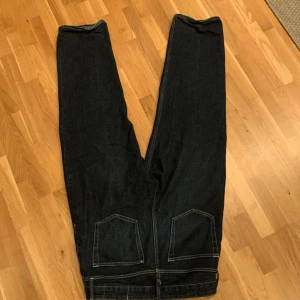 jeans  - jätte bra skick knappt använda. mörkblåa jeans väldigt trendiga just nu. snygga och fräscha.funkar jätte bra på dig om du är mellan 170 till 180 funkar även om du är kortare. säljer dom billigt nu eftersom jag bara vill bli av med dom.