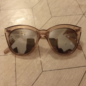 Solglasögon  - Säljer nu mina solglasögon från Zalando. Märke: Le Specs Halfmoon Magic. Nypris 559:- Inga skador eller repor som jag kan se. Nästa helt nya. Plasten speglar även. Kan användas till både tjejer och killar. Köparen står för frakten. 